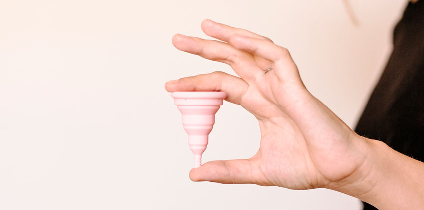 Менструальная чаша в руке